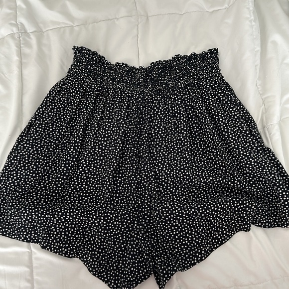 Hollister Ultra High Rise Polla Dot Flowy Shorts - Picture 3 of 4